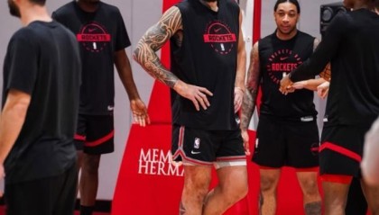 火箭对阵马刺！场均12+6前锋火线复出，却无缘首发！内外2老缺阵