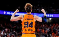 九五至尊VI-王哲林夺冠直播焦点多！为孙铭徽发声，回应王奶奶绰号淡定回应！|总冠军|上海男篮|广厦男篮|广厦|总决赛_新浪体育_新浪新闻