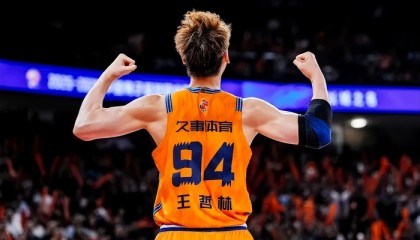 九五至尊VI-王哲林夺冠直播焦点多！为孙铭徽发声，回应王奶奶绰号淡定回应！|总冠军|上海男篮|广厦男篮|广厦|总决赛_新浪体育_新浪新闻